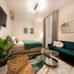 Apartman s vanou s manželskou postelí s 1 ložnicí na poschodí
