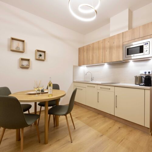 Apartament la parter cu duș cu 1 camera pentru 2 pers. (se poate solicita pat suplimentar)