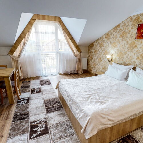 Camera dubla la etaj cu balcon