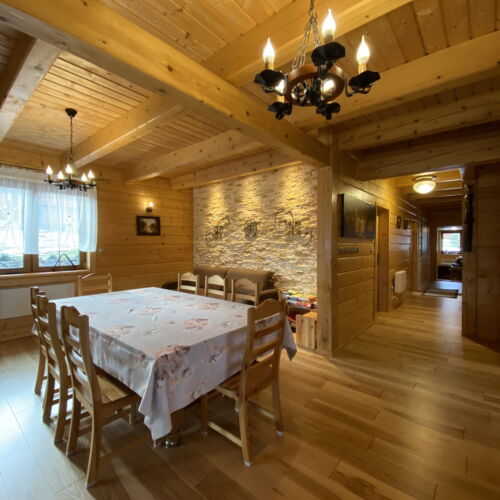 Cabană tourist la parter pentru 15 pers. (se inchirieaza doar integral) (se poate solicita pat suplimentar)