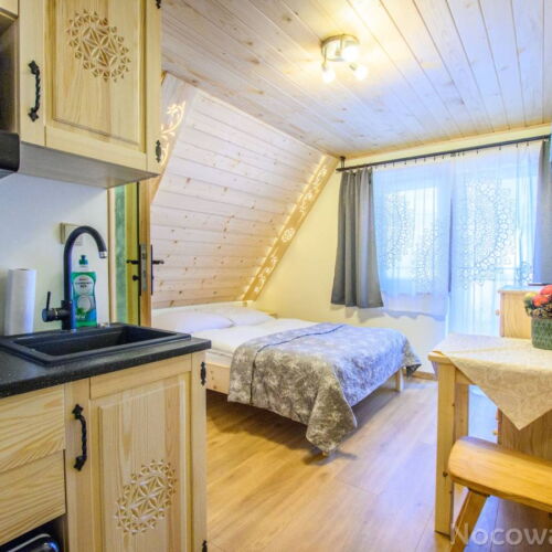 Apartament 2-osobowy z dostępem do ogrodu z widokiem na góry