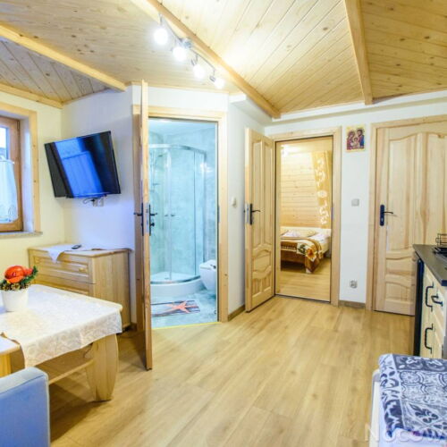 Apartament 4-osobowy z dostępem do ogrodu z widokiem na góry