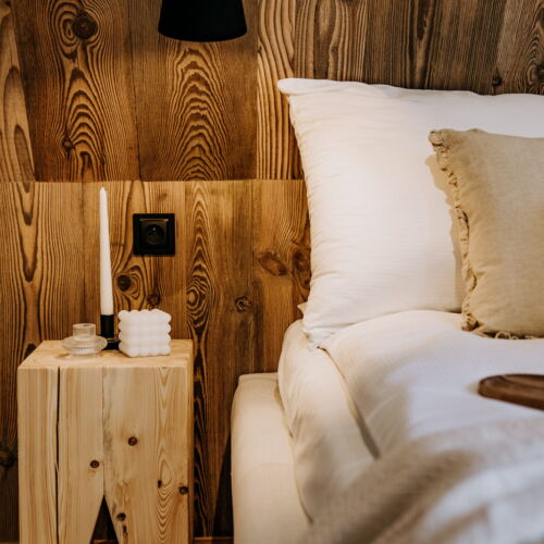 Camera cvadrupla la mansardă cu vedere spre munte