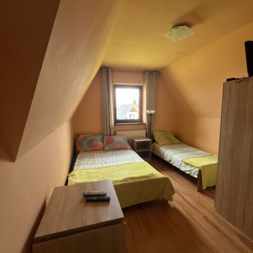 Camera tripla standard la etaj