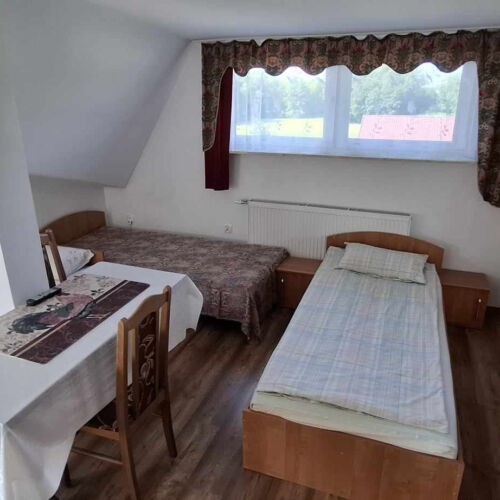 Camera tripla la etaj cu baie