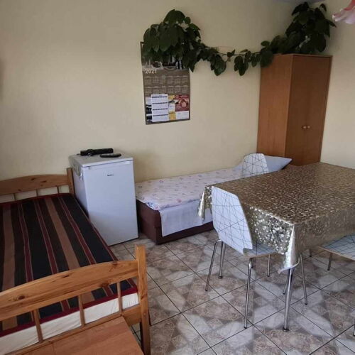 Camera tripla la etaj cu vedere spre grădină