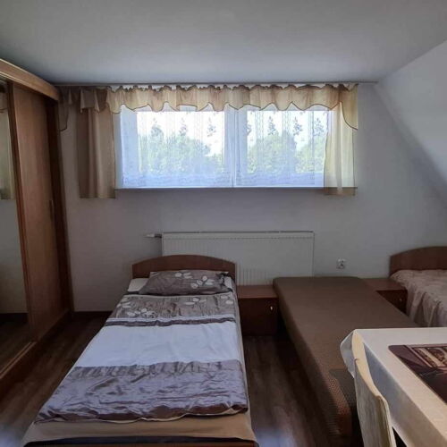 Camera tripla la etaj cu baie