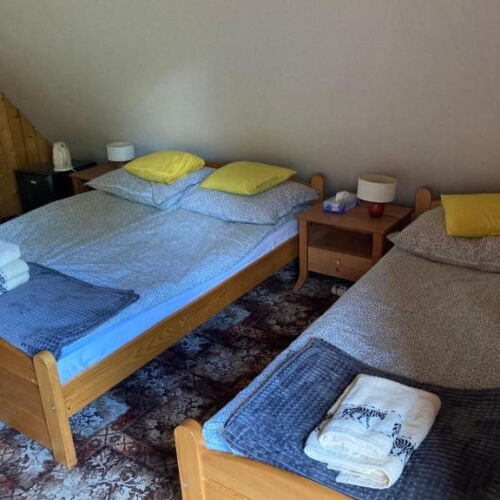 Camera tripla la etaj