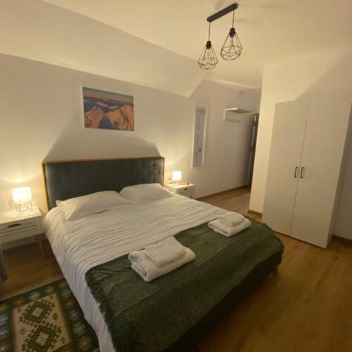 Pokoj s manželskou postelí