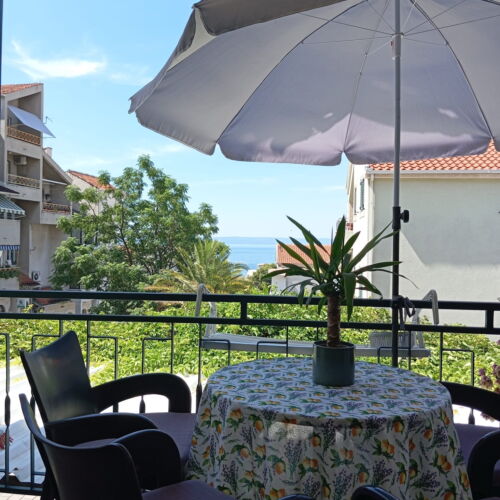 Apartament la parter cu vedere spre mare cu 2 camere pentru 5 pers.