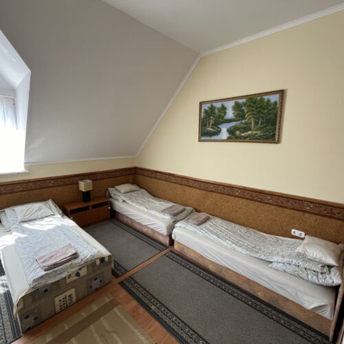 Camera cvadrupla aranyrét (se poate solicita pat suplimentar)