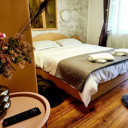 Apartament superior la parter cu 2 camere pentru 4 pers.