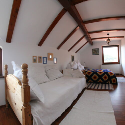 Camera tripla la etaj