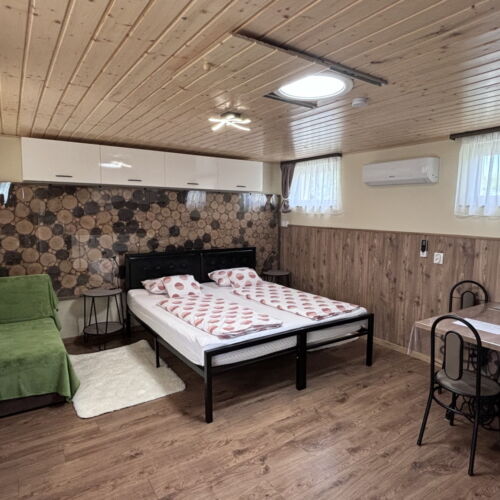 Apartament studio cu vedere spre curte pentru 2 pers. (se inchirieaza doar integral) (se poate solicita pat suplimentar)