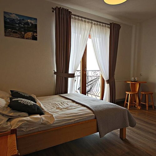 Camera single cu vedere spre munte