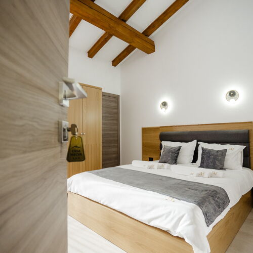 Camera dubla la etaj cu vedere spre munte