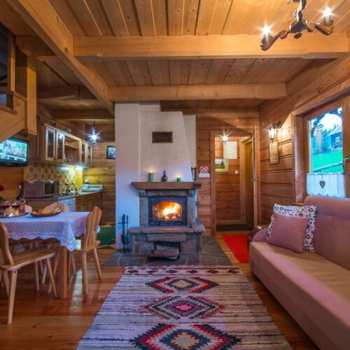 Roubenka (jako celek) se zahradou pro 5 os. s výhledem na hory