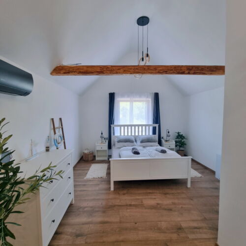 Întreaga unitate întreaga unitate cu vedere spre cetate pentru 4 pers. (se inchirieaza doar integral)