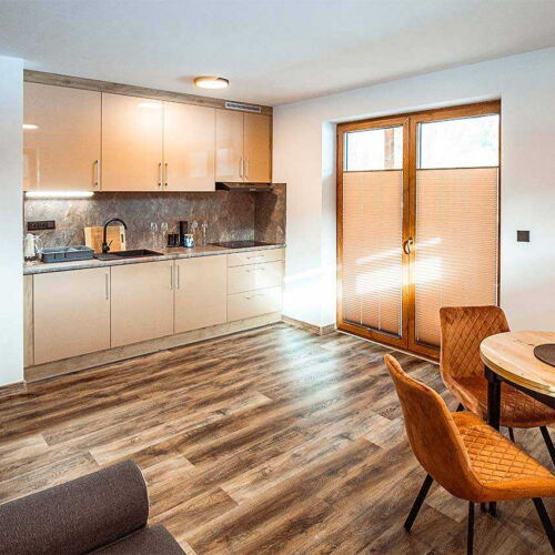 Apartmán so sprchou s vlastnou kuchynkou pre 4 os. s 2 spálňami (s možnosťou prístelky)