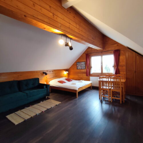 Camera cvadrupla la mansardă cu bucătărie proprie