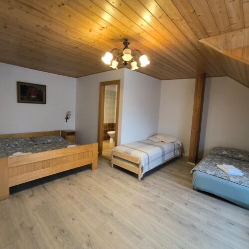 Camera la etaj cu duș pentru 6 pers.