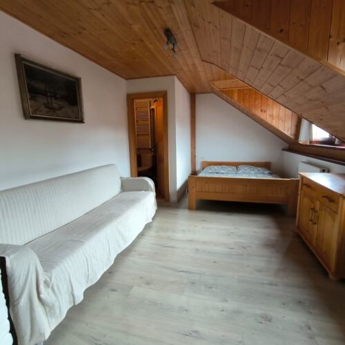 Camera tripla la etaj