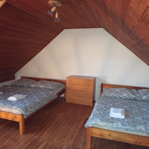 Chata cu duș cu chicinetă proprie pentru 7 pers. (se inchirieaza doar integral)