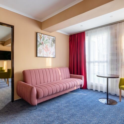 Suita superior (urcare pe scări) cu 2 camere pentru 3 pers. (se poate solicita pat suplimentar)