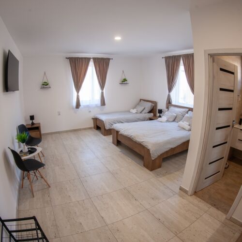 Pokój 4-osobowy z widokiem na góry z widokiem na miasto (możliwa dostawka)