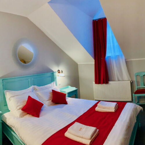 Camera dubla standard la mansardă