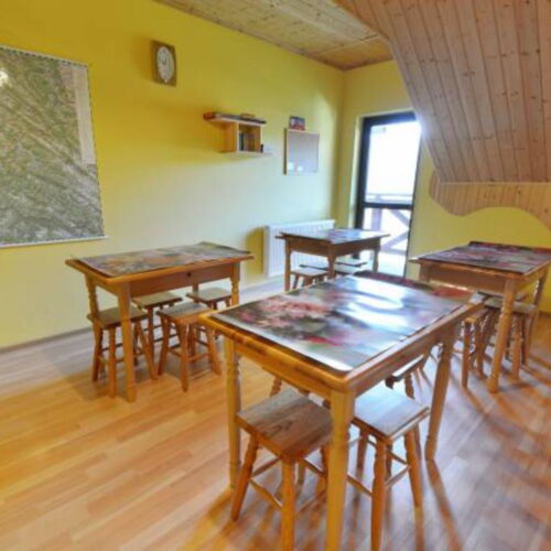 Camera tripla cu vedere spre munte