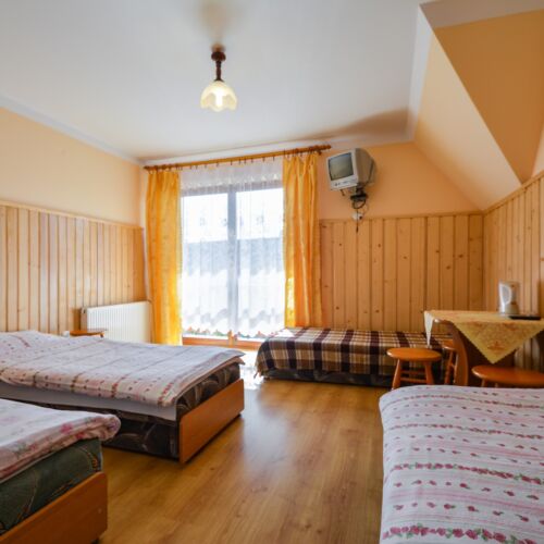 Pokoj s koupelnou s privátní koupelnou mimo pokoj pro 4 os.