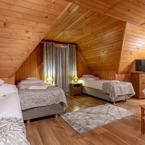 Pokój 5-osobowy na poddaszu z widokiem na góry