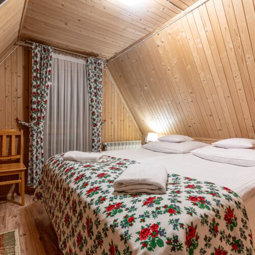 Apartament 4-osobowy na poddaszu z widokiem na góry z 2 pomieszczeniami sypialnianymi