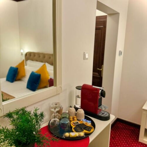 Camera dubla cu duș tV cu ecran plat