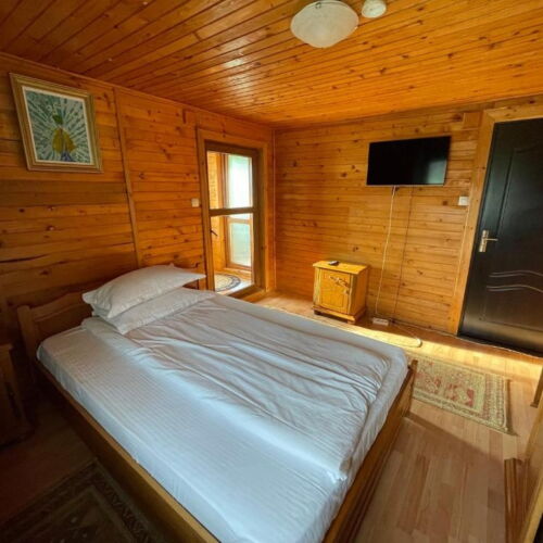 Camera dubla la etaj la parter