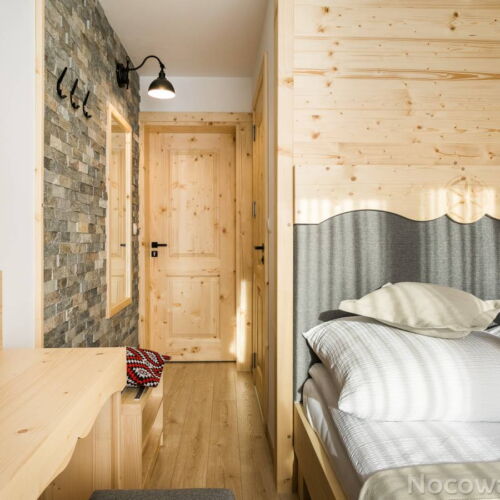 Pokoj s balkónem s manželskou postelí s výhledem na hory