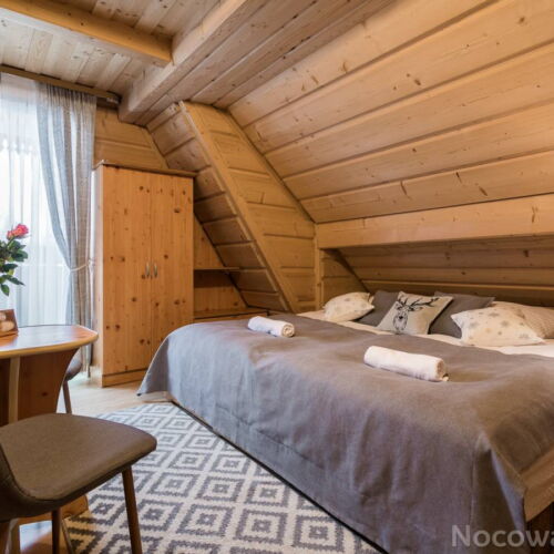 Pokoj s balkónem s manželskou postelí s výhledem na hory