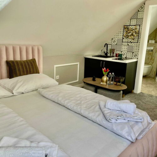 Izba s manželskou posteľou