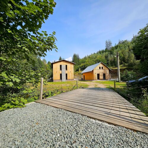 Chata cu duș cu chicinetă proprie pentru 12 pers. (se inchirieaza doar integral) (se poate solicita pat suplimentar)