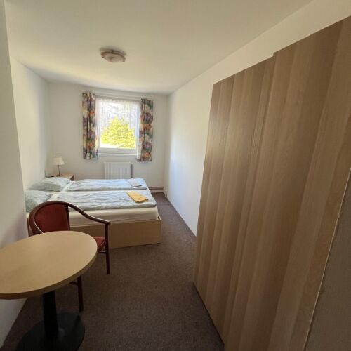 5 Person Room with Shower and Shared Kitchenette