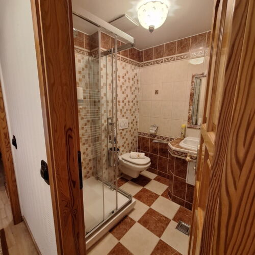 Apartament standard la etaj cu 2 camere pentru 3 pers. (se poate solicita pat suplimentar)