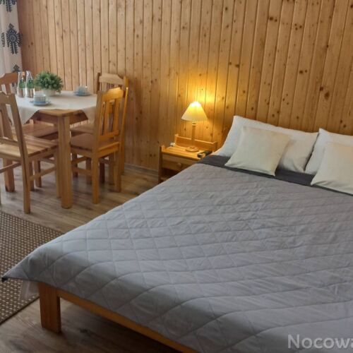 Erdgeschosses 1-Zimmer-Apartment für 4 Personen mit Aussicht auf den Garten