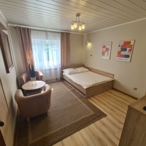 Domek drewniany 8-osobowy z prysznicem z dostępem do ogrodu