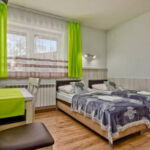 Pokój 4-osobowy z dostępem do ogrodu z widokiem na góry