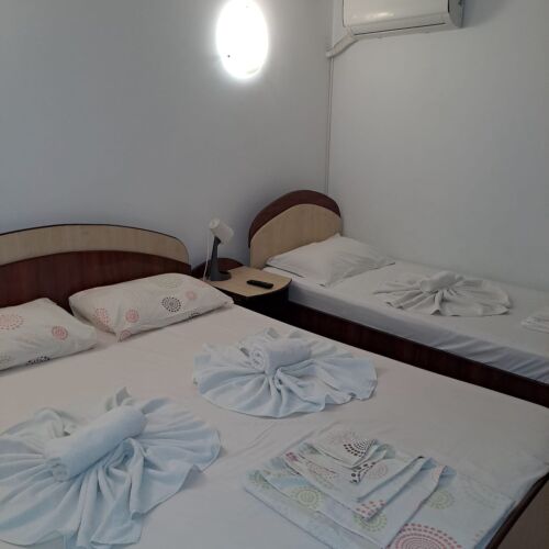 Camera tripla tourist la demisol