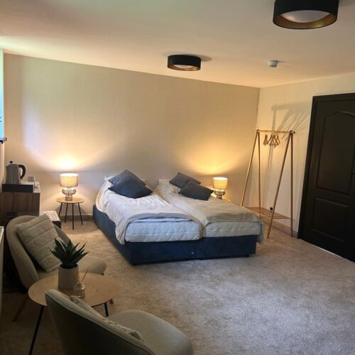 Camera tripla cu baie cu vedere spre munte (se poate solicita pat suplimentar)