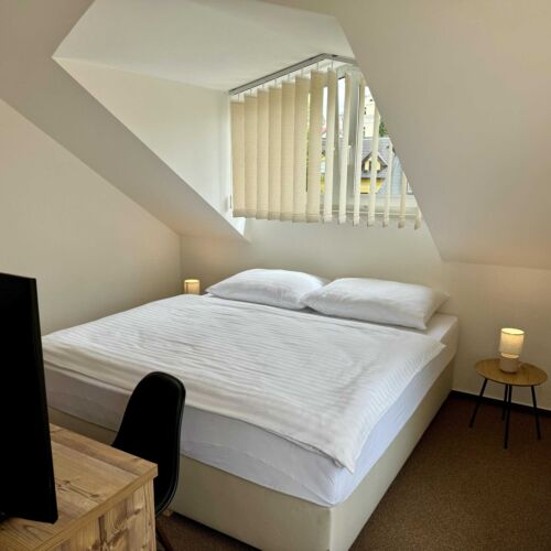 Pokoj s manželskou postelí