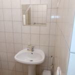 Einzelzimmer mit Badezimmer und Klimaanlage