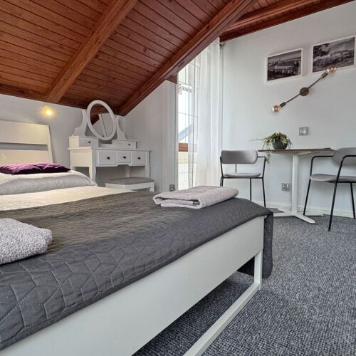 Pokój 2-osobowy na piętrze z widokiem na ogród (możliwa dostawka)